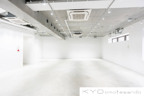 階段と通路が見える表参道のキョウ表参道